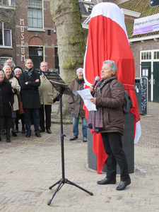 829626 Afbeelding van de toespraak van Corrie Huiding-Stomp bij de onthulling van het borstbeeld van oud-judoka Anton ...